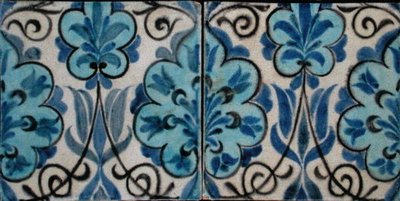 Dos azulejos con diseño de estilo persa de William de Morgan
