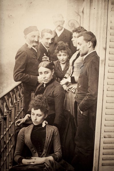 La familia Claudel, Jessie Lipscomb, Ferdinand de Massary y su padre en el balcón del apartamento del 31 boulevard de Port Royal. (En primer plano: Louise (n. 1866), detrás, Madame Claudel (n. Louise Athanaise Brains en 1840) y Camille (1864- de William Elborne