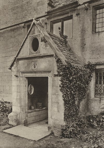 Puerta, Porche en Cap Mill, Painswick, Gloucestershire (foto en b/n) de William Galsworthy Davie