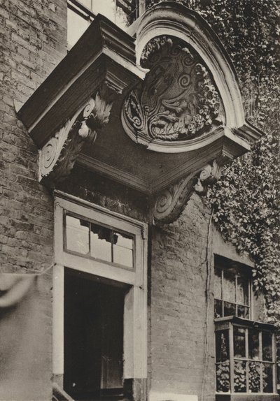 Puerta, La Casa Solariega, Bermondsey, Londres (foto en b/n) de William Galsworthy Davie