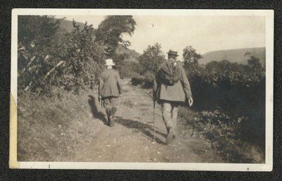 Ralph Vaughan Williams y Gustav Holst caminando por Malvern Hills, septiembre de 1921 (fotografía en B/N) de William Gillies Whittaker