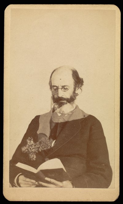 [Hombre calvo y barbudo no identificado leyendo sentado] de William H. Mumler