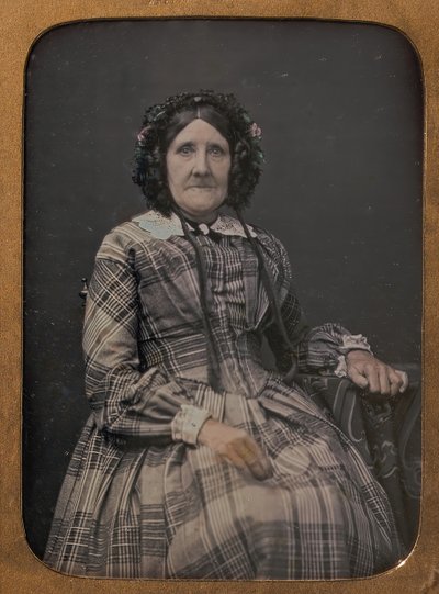 Mujer anciana sentada con vestido a cuadros y gorro, 1854-60 de William Hardy Kent