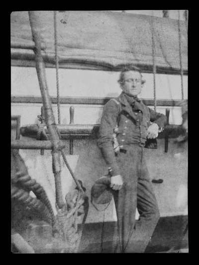 Un oficial naval no identificado junto a la barandilla de amarre a babor del HMS "Superb" (1842), un navío de 80 cañones y tres cubiertas. Archivo digital invertido para crear un positivo en blanco y negro. de William Henry Fox Talbot