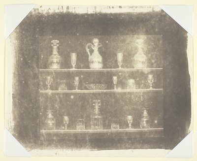 Artículos de vidrio en tres estantes de William Henry Fox Talbot