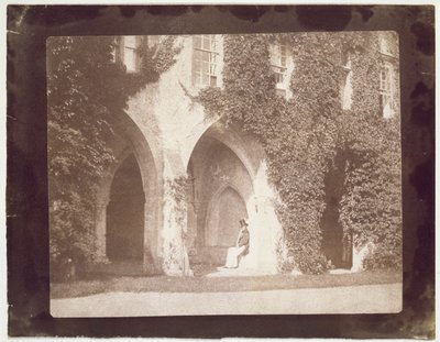 Reverendo Calvert Jones sentado en los Claustros, Abadía de Laycock, c.1847 (impresión en papel salado a partir de negativo de calotipo) de William Henry Fox Talbot