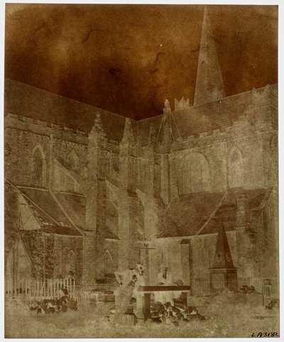 Dos hombres posan en el cementerio de la Catedral de San Patricio, Dublín (Paper Negative-Camera) de William Henry Fox Talbot