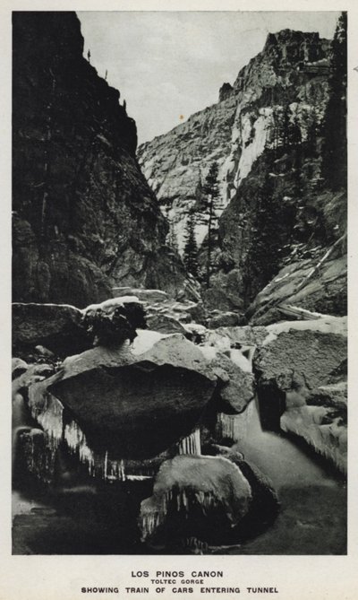 Cañones de Colorado: Los Pinos Canon, Toltec Gorge, Mostrando Tren de Coches Entrando en el Túnel de William Henry Jackson