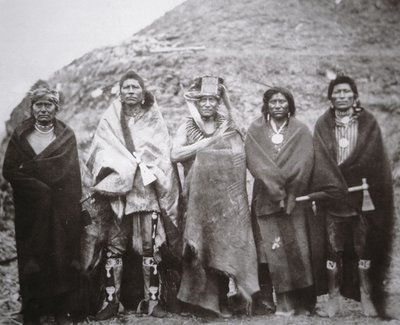 Pueblo Pawnee frente a una cabaña tribal de tierra, c.1869 de William Henry Jackson