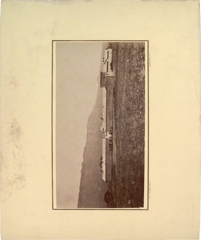 Vista de una empalizada con varios hombres reunidos en la puerta de entrada, 1871 de William Hicks Jackson