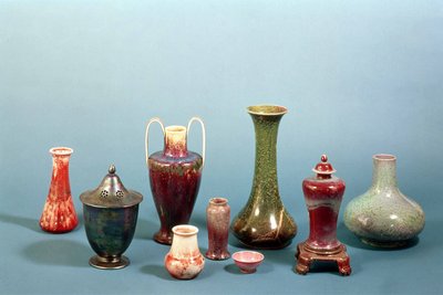 Grupo de jarrones y cuencos de loza hechos en la Ruskin Pottery, 1898-1935 de William Howson Taylor