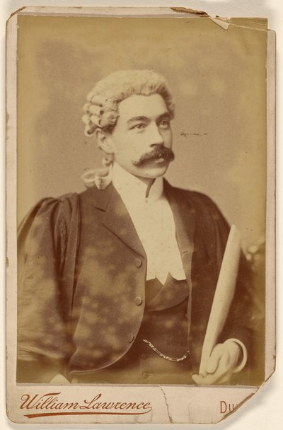 [Hombre con peluca blanca, bigote oscuro, sosteniendo papeles] de William Lawrence
