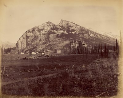 Twin Peaks y C.P.R. Hotel, Banff de William McFarlane Notman