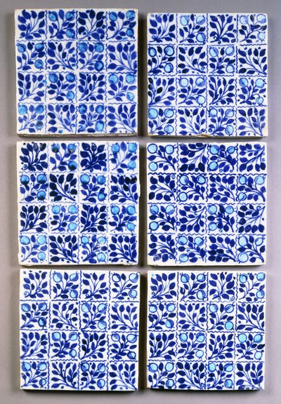 Siete azulejos cuadrados azules 