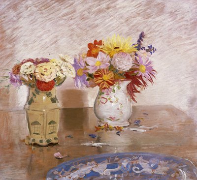 Dos jarrones con flores y un plato azul de William Nicholson