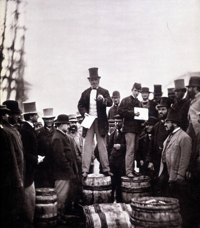 Escena de discurso político en la calle: el hombre se para sobre un barril y habla a una multitud exclusivamente masculina. Fotografía de William Notman (1826-1891), Museo McCord, Montreal. Finales del siglo XIX de William Notman