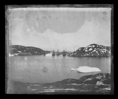 Una vista a través de una bahía hacia los barcos de búsqueda Franklin bajo el mando del capitán Belcher. de William Thomas Domville