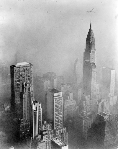 La niebla tóxica oculta la vista del edificio Chrysler desde el Empire State, Nueva York de William Van Alen