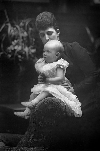 Princesa Louise 1867-1931 con su hija Princesa Alexandra 1891-1959, 1893 de William and Daniel Downey