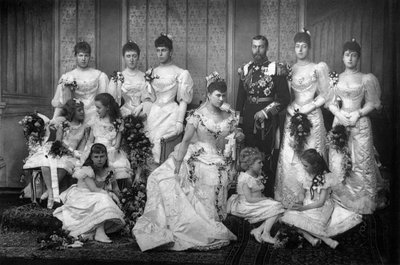 El duque y la duquesa de York y las damas de honor, 1893 de William and Daniel Downey