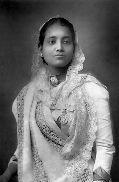 La Maharani de Koch Bihar, Bengala Occidental, India, 1893 de William and Daniel Downey