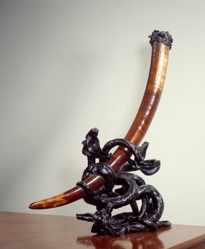 La lucha del bien y el mal. Defensa del elefante montado en marfil con pátina de bronce de William van Strydonck