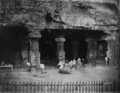 India: picnic en la entrada de las Cuevas de Elefanta cerca de Bombay, años 1870 de Willoughby Wallace Hooper