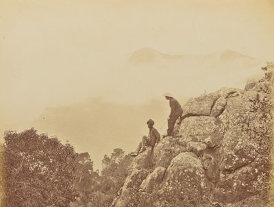 [Hombres de pie sobre formaciones rocosas] de Willoughby Wallace Hooper