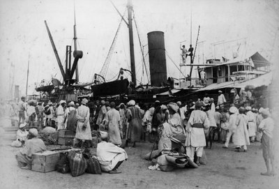 Muelle del Príncipe, Bombay: peregrinos embarcando, 1870s de Willoughby Wallace Hooper