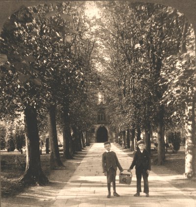 Aproximación a la Iglesia de la Trinidad, Stratford on Avon, Inglaterra, 1905 de Works and Sun Sculpture Studios