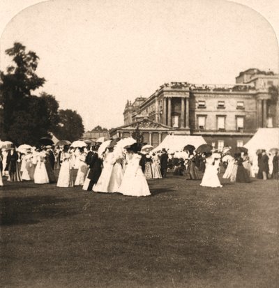 Fiesta en el jardín, Palacio de Buckingham, Londres, Inglaterra, 1900 de Works and Sun Sculpture Studios