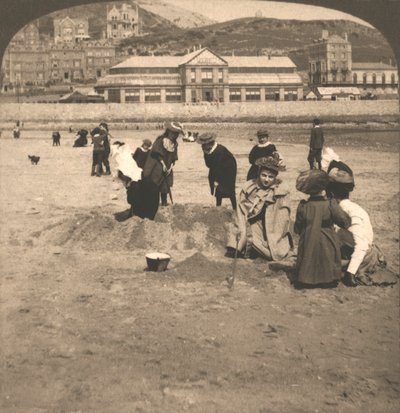 En la playa de Llandudno, Gales, 1894 de Works and Sun Sculpture Studios