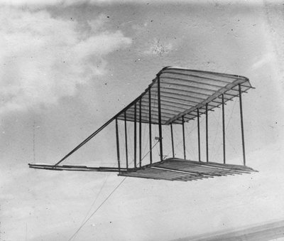 Vista de un planeador volando como una cometa, 1900 de Wright Brothers