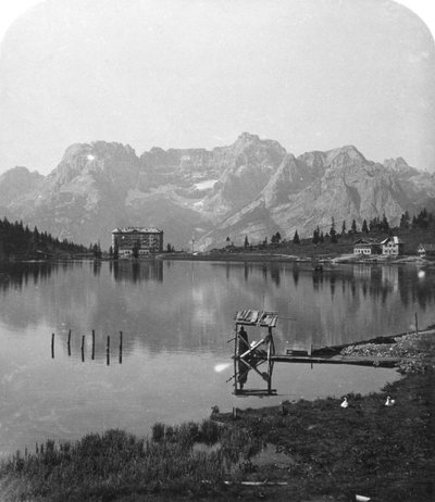 Lago Misurina, Picos de Sorapiss y los Dolomitas, Italia, c1900 de Wurthle and Sons