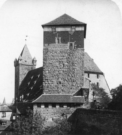 La torre quintagonal Funfeckiger Thurm, Kaiserstallung, Núremberg, Alemania, c1900s de Wurthle and Sons