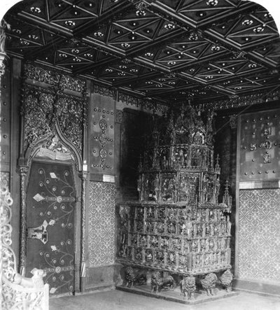 El horno en la Cámara de los Príncipes, Festung Hohensalzburg, Salzburgo, Austria, c1900s de Wurthle and Sons