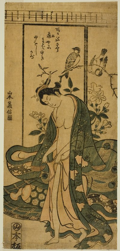 Joven mujer vistiéndose de Yamamoto Yoshinobu