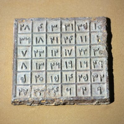 Mesa mágica que representa figuras de la dinastía Yuan de Yuan Dynasty Chinese School