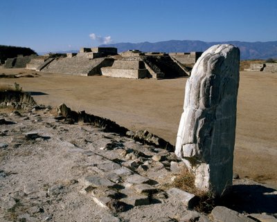 Vista de los monumentos I, H, G de Zapotec Zapotec