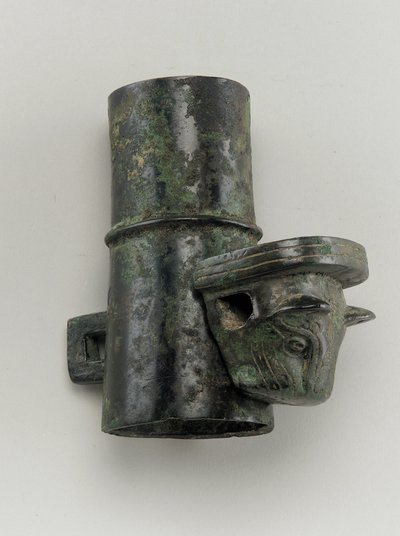 Tapacubos con pasador fundido en forma de cabeza de felino de Zhou Dynasty Chinese School