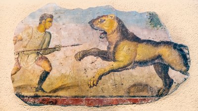 Un cazador romano enfrentándose a un león que carga., 2021 de . .
