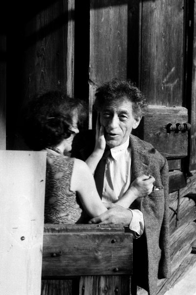 Alberto Giacometti en su casa-taller, con su esposa Annette Arm (foto en blanco y negro) de John Pardon