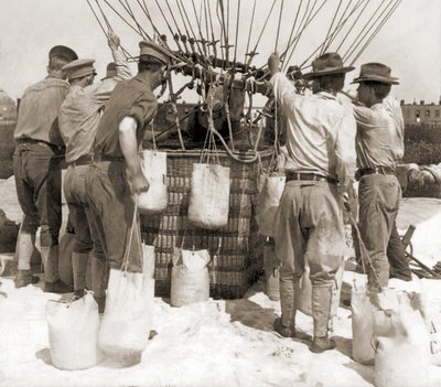 Colocando sacos de arena en la cesta de un globo, Fort Myer, EE.UU. de Hippolyte Lalaise Devéria