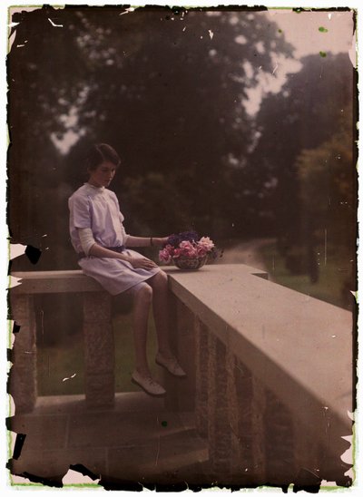 Autochrome de una niña, c. 1910 de Frederick (attr. to) Barnard
