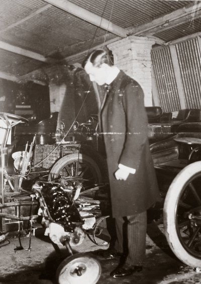 C S Rolls mirando el motor de un automóvil en su garaje, c 1900 de Ferdinand Georg Waldmuller