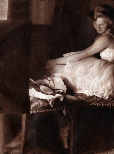 Bailarina clásica vistiéndose en su cabaña. 1929 (impresión) de . .