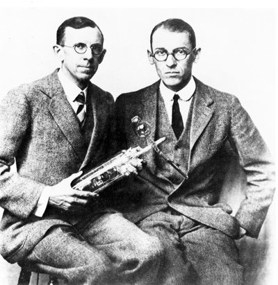 Clinton J Davisson y Lester H Germer, físicos estadounidenses, c 1927 de Frederick (attr. to) Barnard