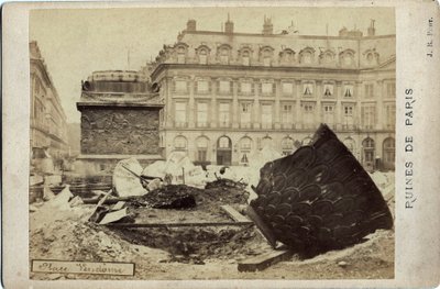 Comuna de París (1871): ruinas en la Place Vendome en París. Fotografía 1871. Dim. 16,5x10,8 cm de Frederick (attr. to) Barnard
