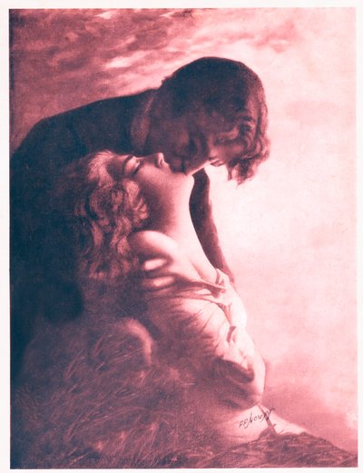 Pareja besándose. circa 1920 (ilustración) de . .