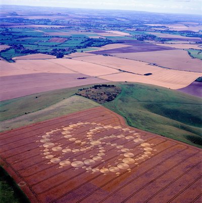 Círculo de cultivo en campo de trigo, Milk Hill, Alton Priors, Valle de Pewsey, Wiltshire de Ferdinand Georg Waldmuller
